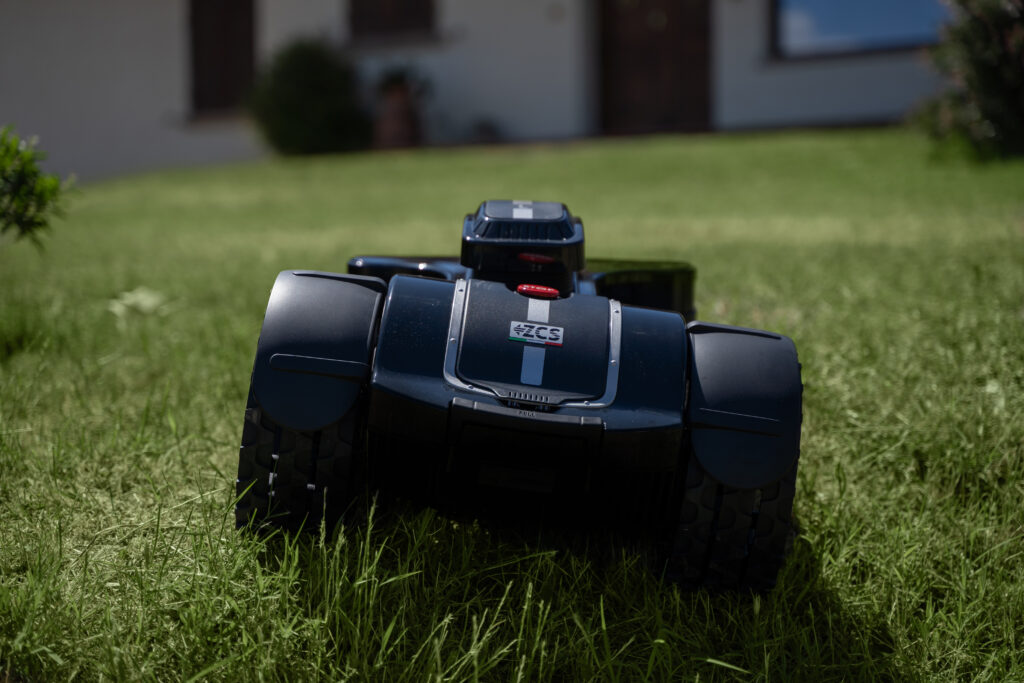 Czarny robot koszący trawę marki TechLine.